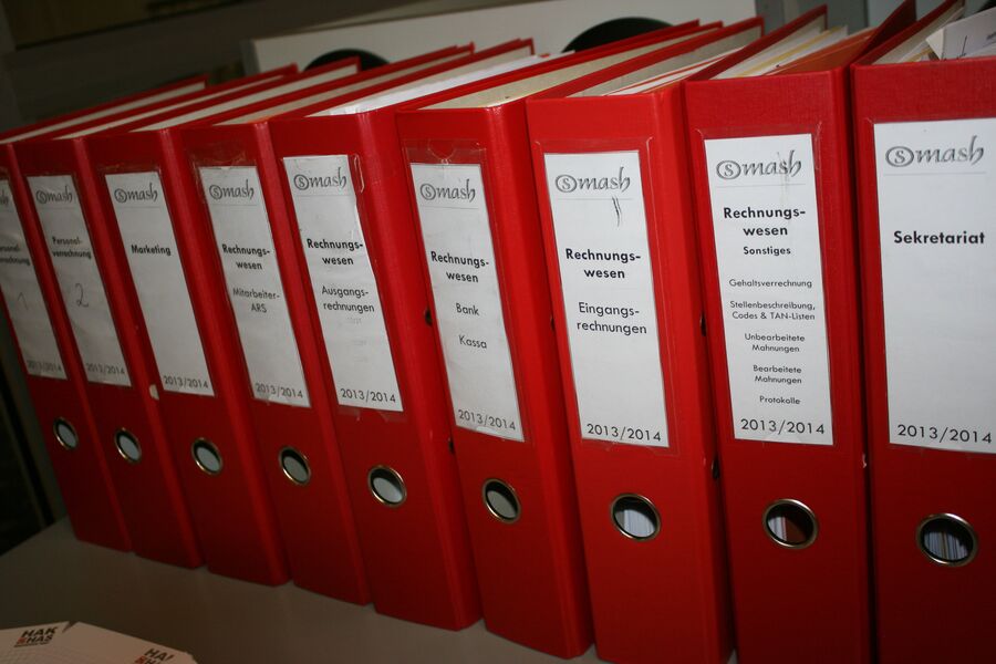 Carpetas y archivadores de documentos ordenados
