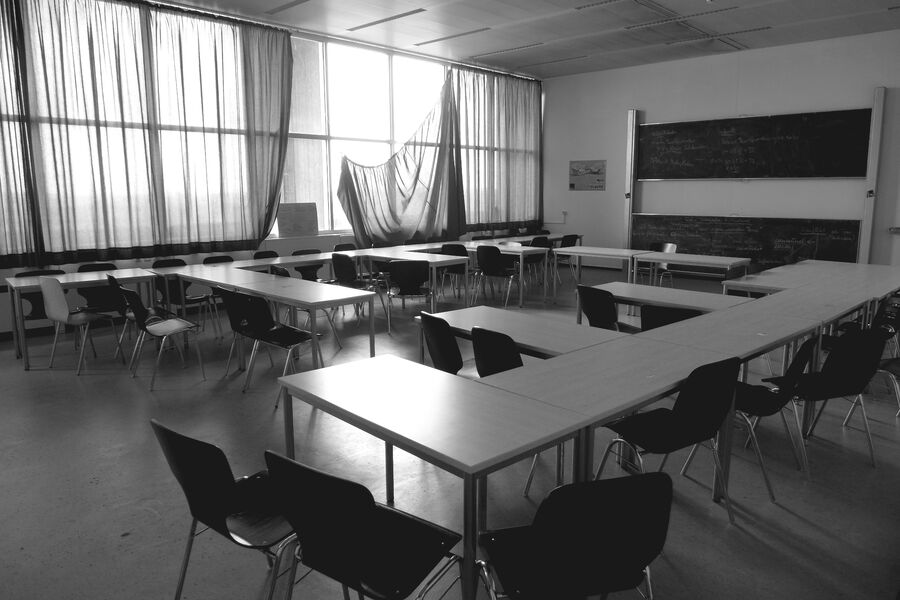 Sala de formación con sillas y pantalla de proyección
