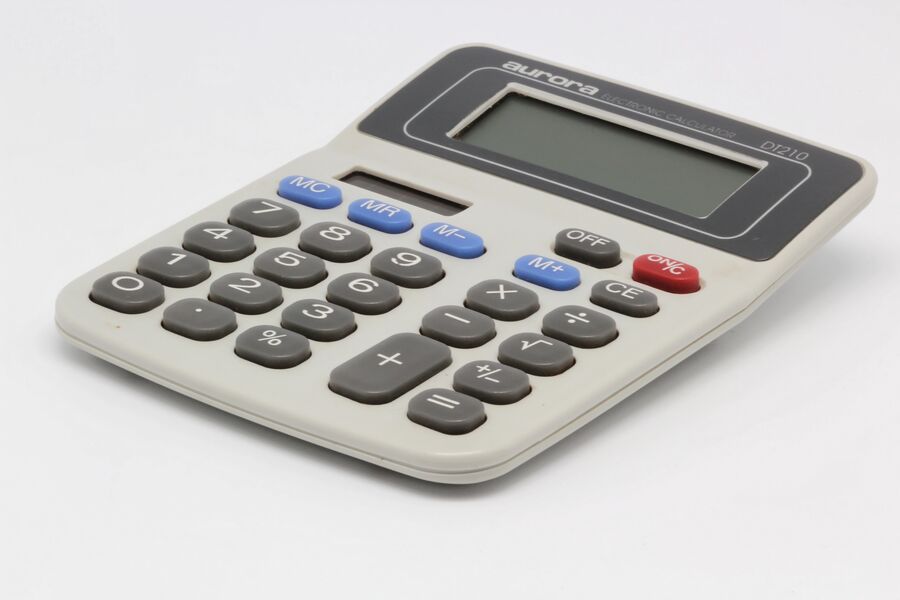 Calculadora sobre una mesa de trabajo con documentos