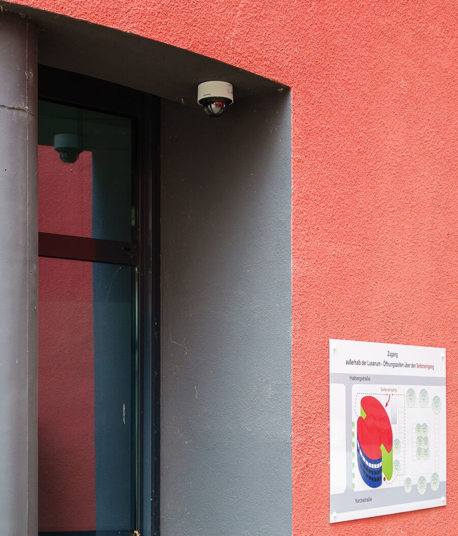 Cámaras de videovigilancia instaladas en el exterior de un edificio