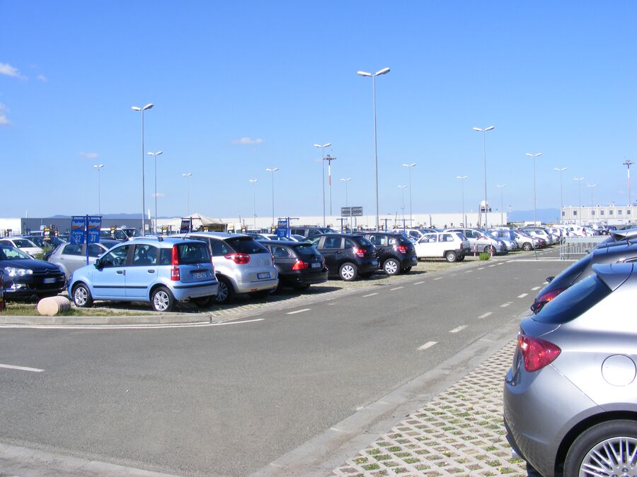 Aparcamiento con una flota de vehículos de alquiler