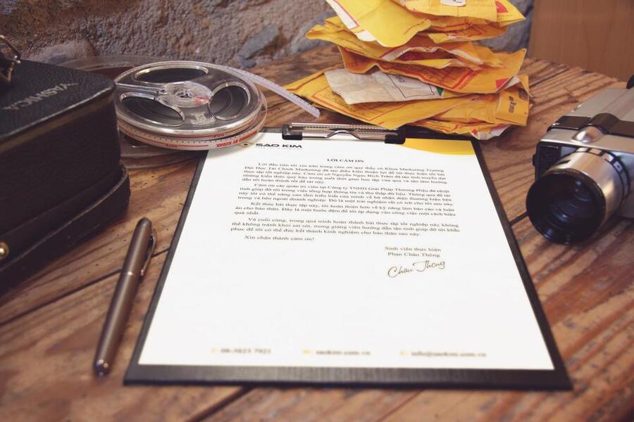 Documentos y bolígrafo sobre una mesa de trabajo