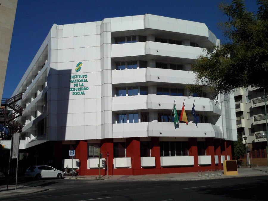 Edificio del Instituto Nacional de la Seguridad Social en Sevilla con su rótulo y banderas