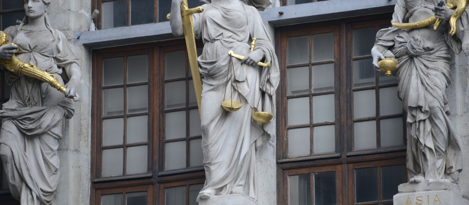 Balanza de la justicia sobre una mesa de despacho