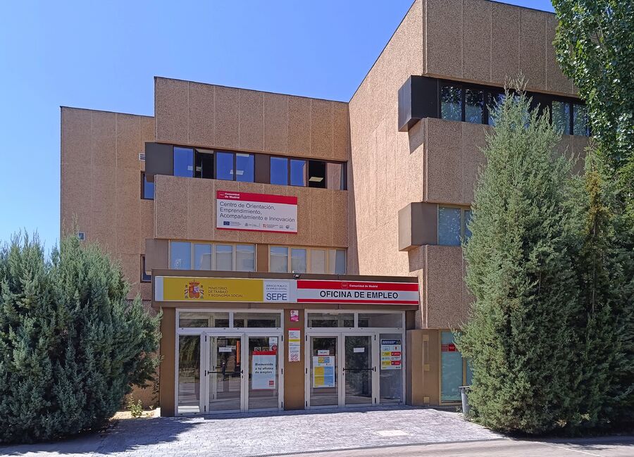 Fachada de una oficina de empleo