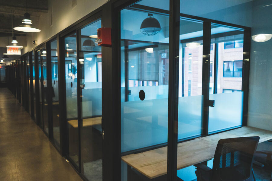 Interior de una oficina con puestos de trabajo