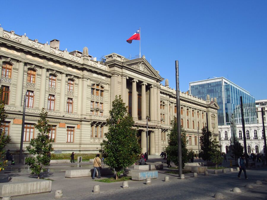 Fachada de un edificio de tribunales de justicia