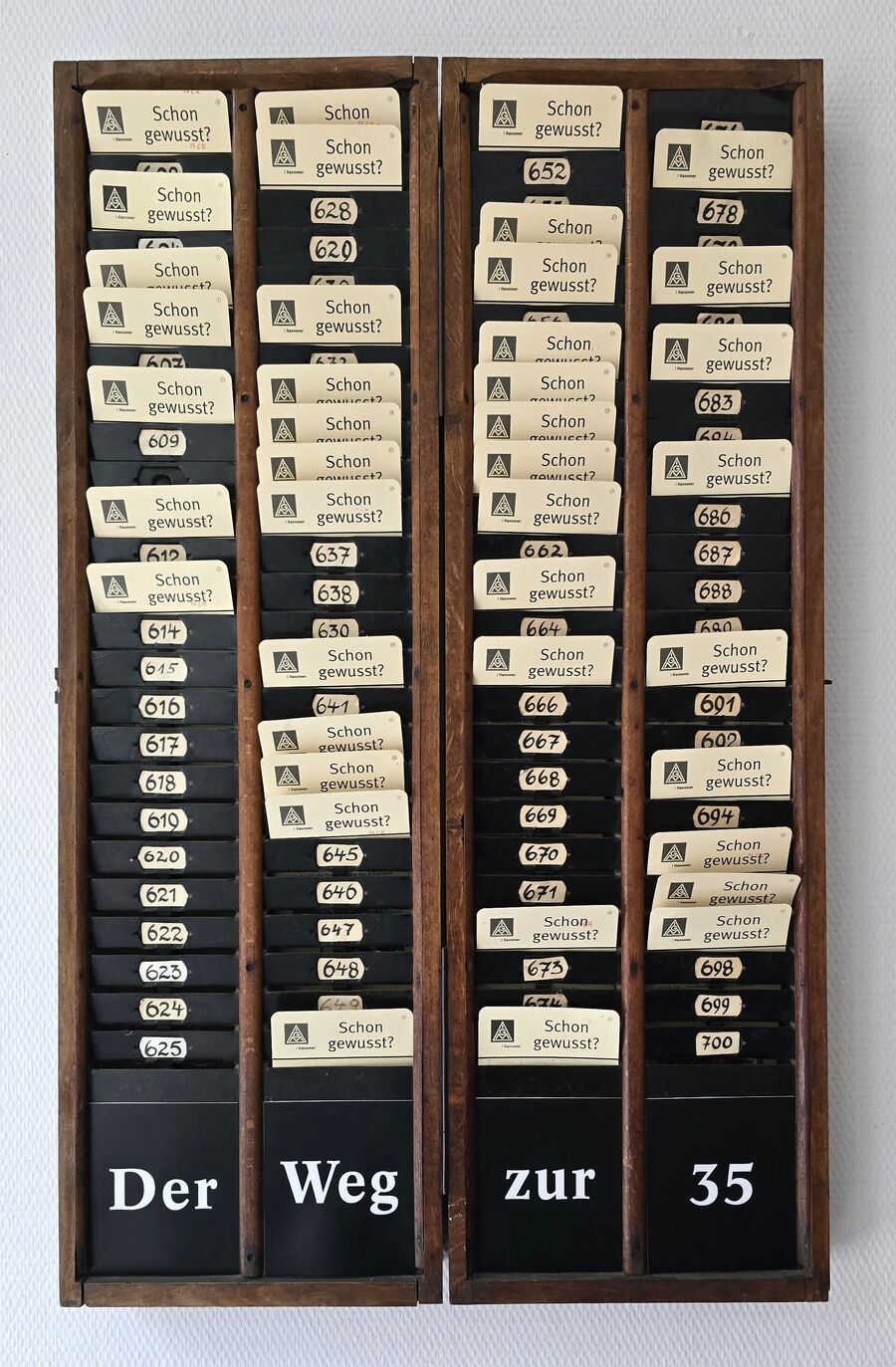 Antiguo reloj de fichar de pared en la entrada de un centro de trabajo