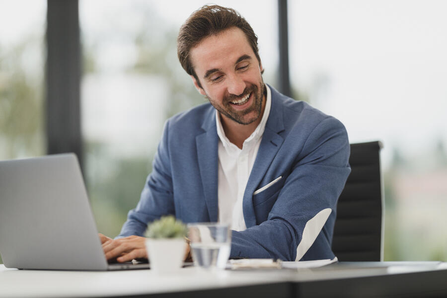 Persona trabajando con documentación y ordenador