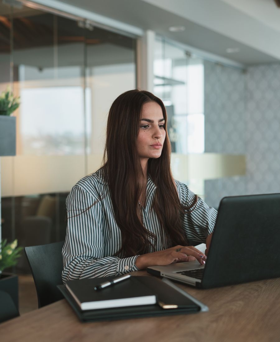Puesto de trabajo con documentación y material de oficina